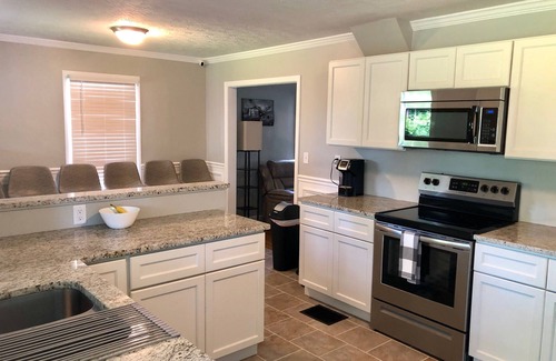 Middletown Casa | Thoughtful, entertainment haven for large groups, next to Smith Park