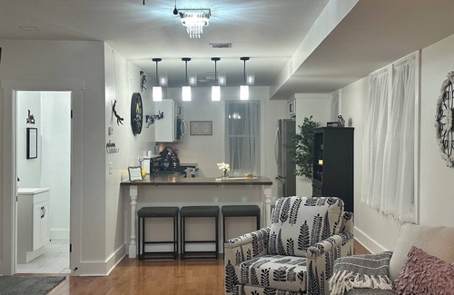 Dryden Apartamento | Thoughtfully Restored Historic Bldg, Main St, Wilton, ME — ATV accessible