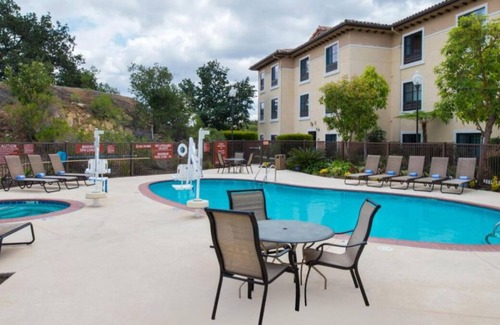 Thousand Oaks Casa | Thousand Oaks Pet-Friendly Lodging w/Kitchenette
