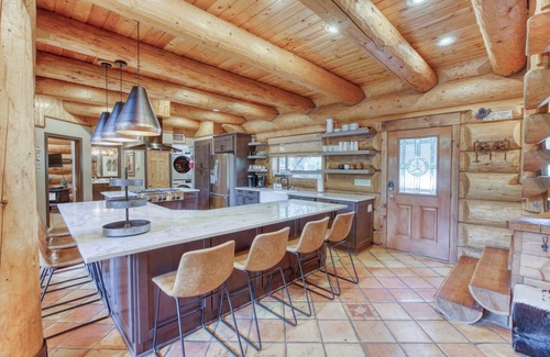 Marble Falls Cabina | Waterfront Canadian Log Home con comodidades del resort y piscina privada / jacuzzi