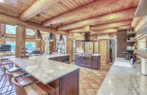 Marble Falls Cabina | Waterfront Canadian Log Home con comodidades del resort y piscina privada / jacuzzi