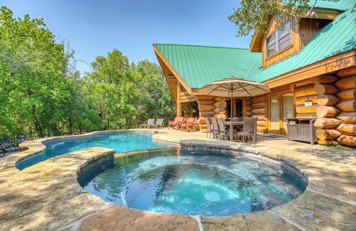 Marble Falls Cabina | Waterfront Canadian Log Home con comodidades del resort y piscina privada / jacuzzi