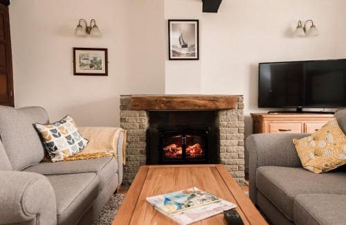 Chaddesley Corbett Casa | Three Batch Cottages