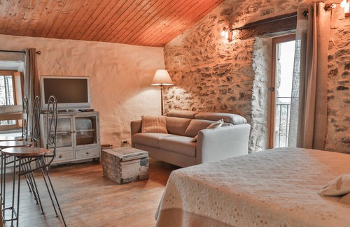 Saint-Laurent-du-Pape Apartamento | Vrbo Property