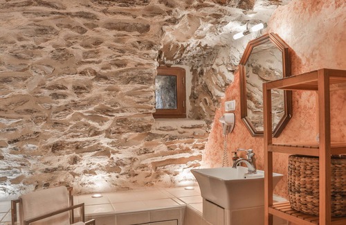 Saint-Laurent-du-Pape Apartamento | Vrbo Property
