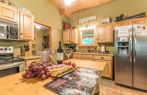Sautee Nacoochee Cabina | Three Bears Cabin, Private Mountain Getaway, Seasonal Mountain View, Hot Tub