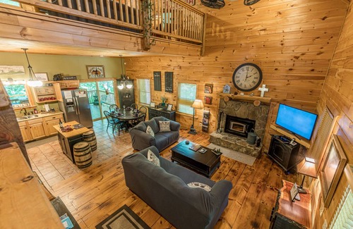 Sautee Nacoochee Cabina | Three Bears Cabin, Private Mountain Getaway, Seasonal Mountain View, Hot Tub