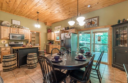 Sautee Nacoochee Cabina | Three Bears Cabin, Private Mountain Getaway, Seasonal Mountain View, Hot Tub