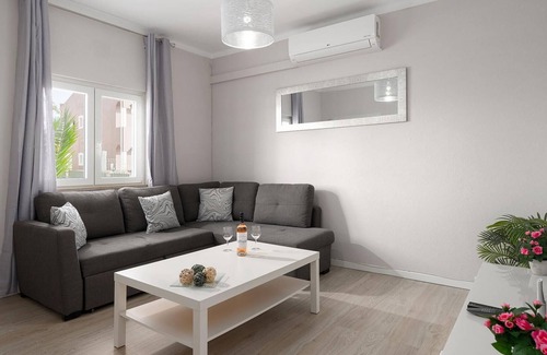 Quarteira Apartamento | Three-bed House With Private Patio in Quarteira