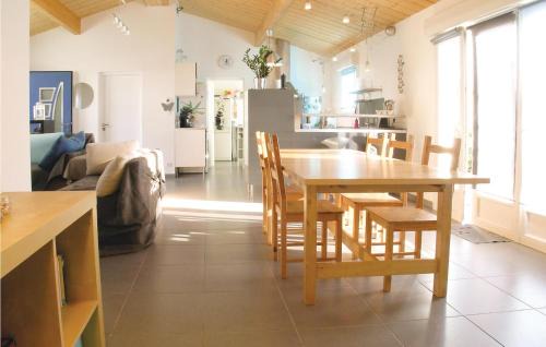 Saint-Michel-en-l'Herm Casa | Three-Bedroom Holiday Home In St Michel En L'herm