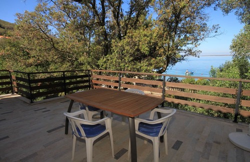 Sveti Jakov Apartamento | Apartamento de tres habitaciones en la playa Bahía Merascica, Cres (A-8071-a)