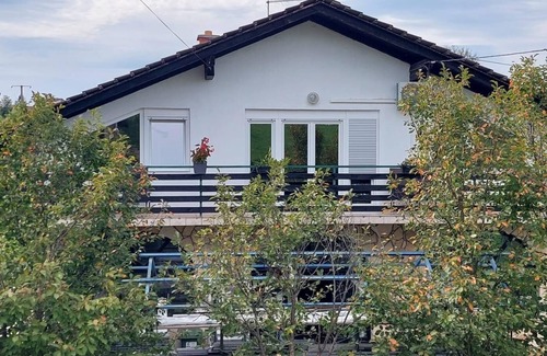 Duga Resa Apartamento | Apartamento de tres habitaciones con una terraza Duga Resa, Karlovac (A-22147-a)