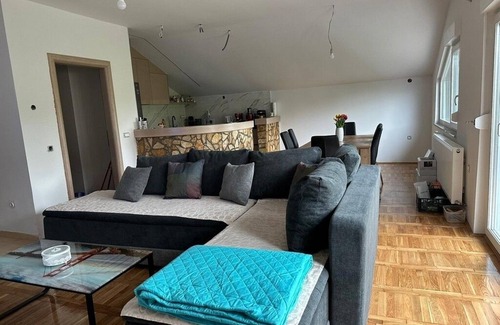 Duga Resa Apartamento | Apartamento de tres habitaciones con una terraza Duga Resa, Karlovac (A-22147-a)