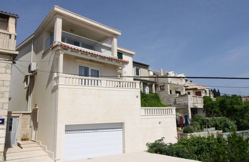 Sumartin Apartamento | Apartamento de tres habitaciones con terraza y vista al mar Sumartin, Brac (A-18749-a)
