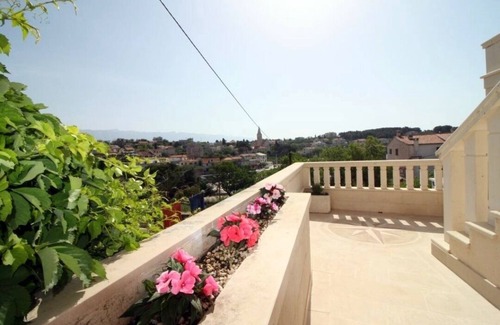 Sumartin Apartamento | Apartamento de tres habitaciones con terraza y vista al mar Sumartin, Brac (A-18749-a)