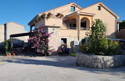 Rtina Apartamento | Apartamento de tres habitaciones con terraza y vista al mar Rtina - Miocici, Zadar (A-22001-a)
