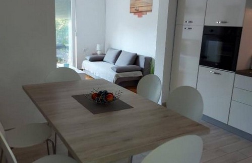 Necujam Apartamento | Apartamento de tres habitaciones con balcón y vista al mar Necujam, Solta (A-13884-b)
