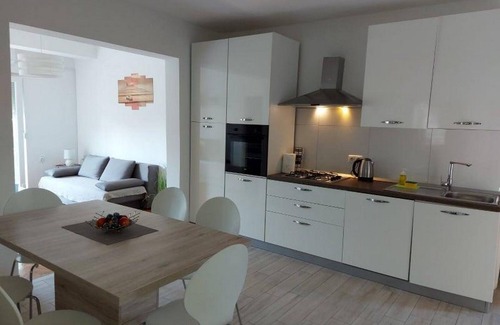 Necujam Apartamento | Apartamento de tres habitaciones con balcón y vista al mar Necujam, Solta (A-13884-b)
