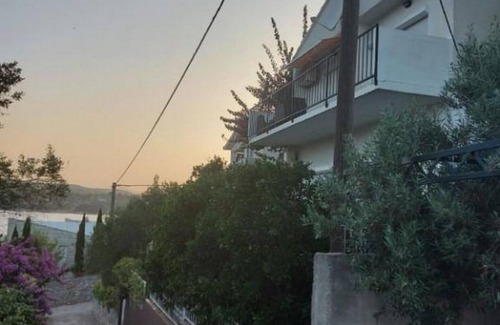 Necujam Apartamento | Apartamento de tres habitaciones con balcón y vista al mar Necujam, Solta (A-13884-b)