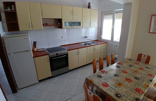 Molat Apartamento | Apartamento de tres habitaciones en la playa Brgulje, Molat (A-16217-a)