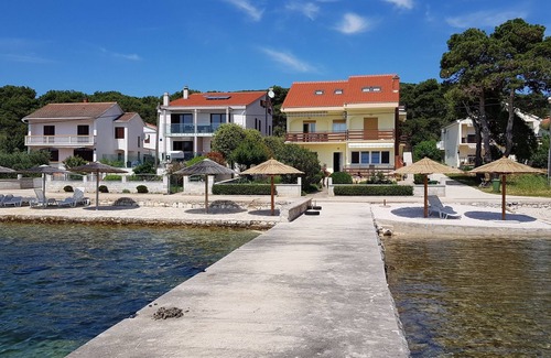 Molat Apartamento | Apartamento de tres habitaciones en la playa Brgulje, Molat (A-16217-a)