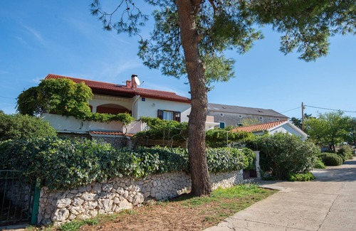 Molat Apartamento | Apartamento de tres habitaciones con terraza y vista al mar Molat (A-6249-a)