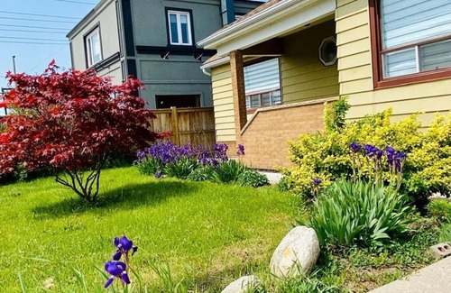 Streetsville Casa | Three Bedroom Bungalow with free parking, closer to commercial area and highway
