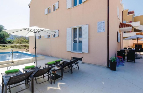 Zupa dubrovacka Casa | Three-Bedroom Holiday Home in Mlini