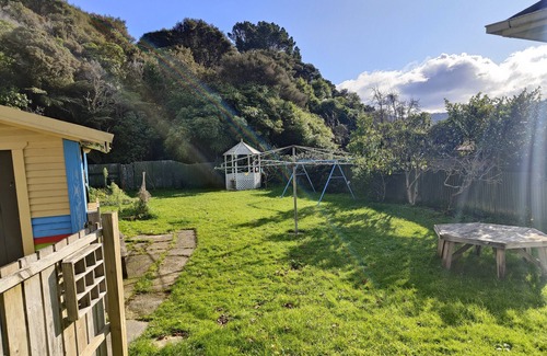Lower Hutt Casa | Five bedrooms, two neighboring houses. 9-11 beds. Bushline outlook.