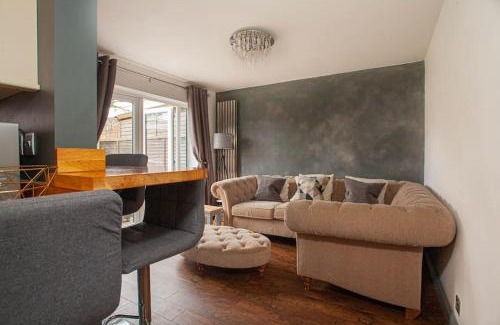 Bracknell Casa | Three Bedroom House, Driveway, Bracknell Centre