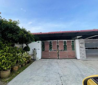 Pasir Gudang Casa | three bedroom tarraced house - RainaHomestay Pasir Gudang