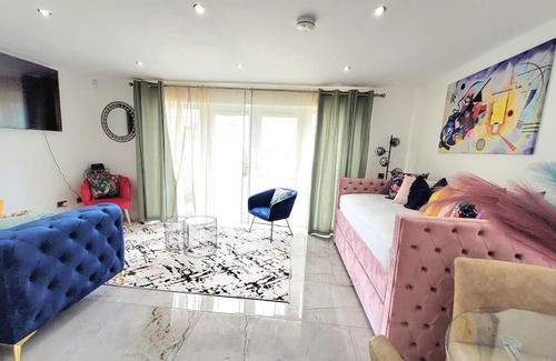 Lochgelly Casa | Three Bedrooms House By Sensational Stay Short Lets & Serviced Accommodation With Free Parking & Wi-fi
