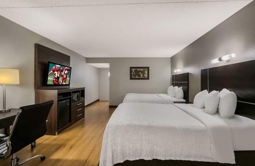 Ashley Oaks Hotel | Three Comfortable Rooms w/ Free Hot Breakfast Daily | Free Parking