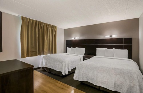Ashley Oaks Hotel | Three Comfortable Rooms w/ Free Hot Breakfast Daily | Free Parking