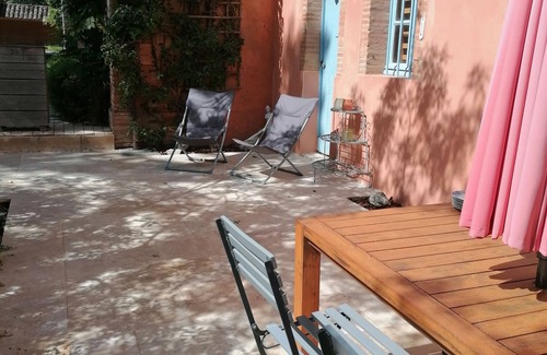 Beaumont-de-Lomagne Cabaña | Three gîtes set in a large estate, around a 27° heated swimming pool.