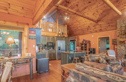 Dandridge Casa | Three Homes- Smoke Rise Lodge and Barn Poppy's Plc