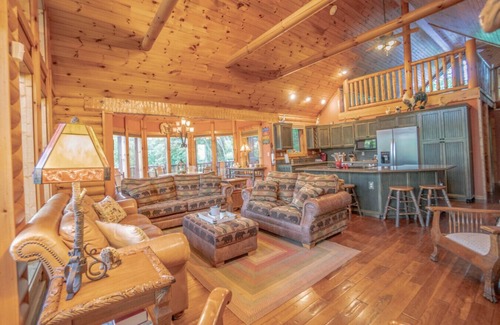Dandridge Casa | Three Homes- Smoke Rise Lodge and Barn Poppy's Plc