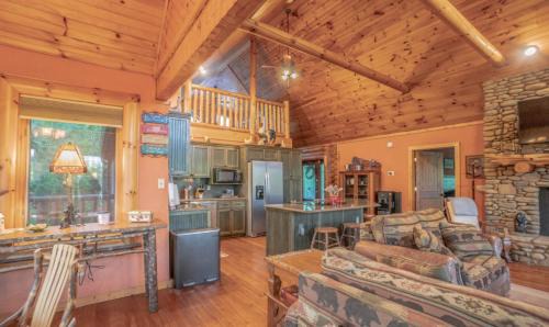 Dandridge Casa | Three Homes- Smoke Rise Lodge and Barn Poppy's Plc