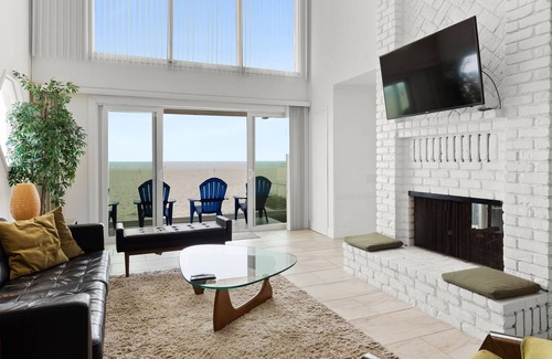 Hollywood Beach Casa | Three-level beachfront retreat with private rooftop deck, hot tub, & wet bar