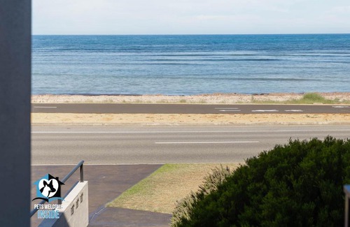 Encounter Bay Casa | Three Level Esplanade Magic with Stunning Views