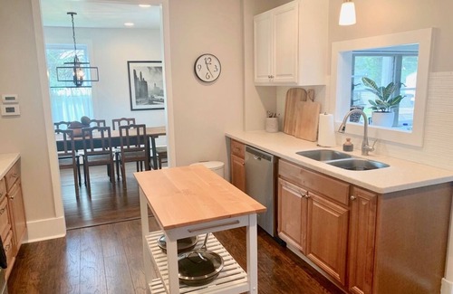 Three Oaks Casa | Three Oaks Getaway- 5 BR 2.5 BA- 3 Mins to Downtown- Week Stay Discount