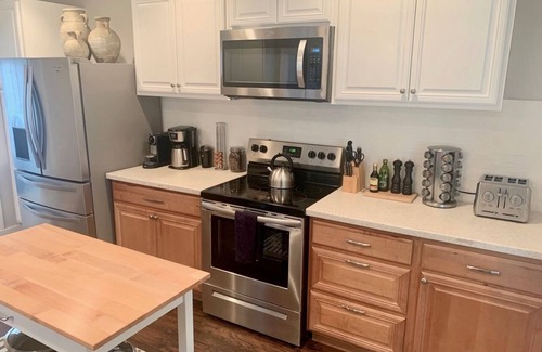 Three Oaks Casa | Three Oaks Getaway- 5 BR 2.5 BA- 3 Mins to Downtown- Week Stay Discount