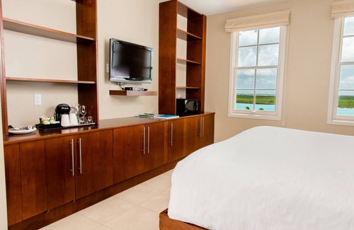 Leeward Settlement Complejo | Three Oceanfront Accommodations! Infinity Pool, Spa & Oceanfront Dining