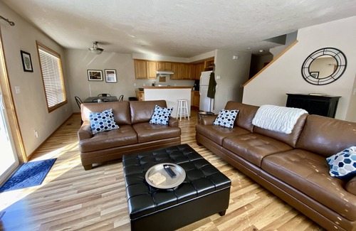 Sisters Casa | Three Peaks Retreat - 3 Bedroom 2.5 Bathroom Townhouse
