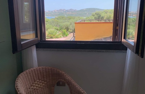 Porto Pollo Apartamento | Apartamento con gran vista y terraza con jardín y barbacoa