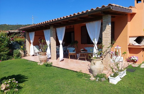 Costa Rei Villa | Casa de apartamentos de tres habitaciones a 50 metros de la playa, todos los servicios en la puerta.