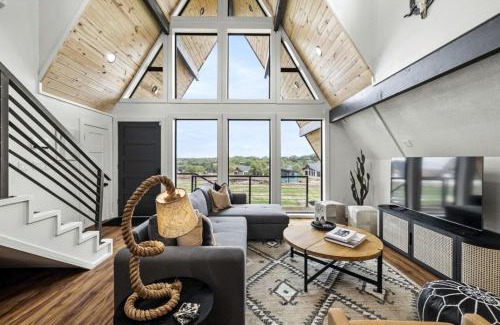 New Braunfels Chalet De Esquí | Three Stylish A-Frames Perfect for a Group Escape in Texas