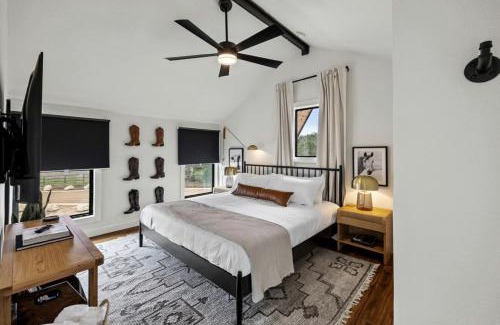 New Braunfels Chalet De Esquí | Three Stylish A-Frames Perfect for a Group Escape in Texas