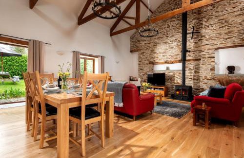 Widegates Casa | Threshing Barn at East Trenean Farm -Stunning Cornish Cottage sleeping 6 with hot tub, private garden, rural views and EV facilities