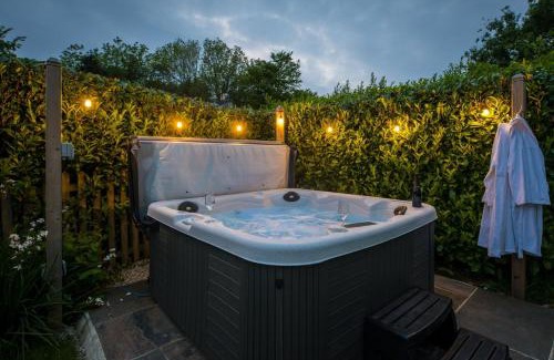 Widegates Casa | Threshing Barn at East Trenean Farm -Stunning Cornish Cottage sleeping 6 with hot tub, private garden, rural views and EV facilities